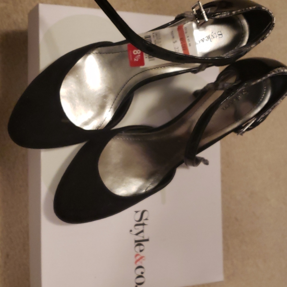Comfortable stylish style and co  black pumps